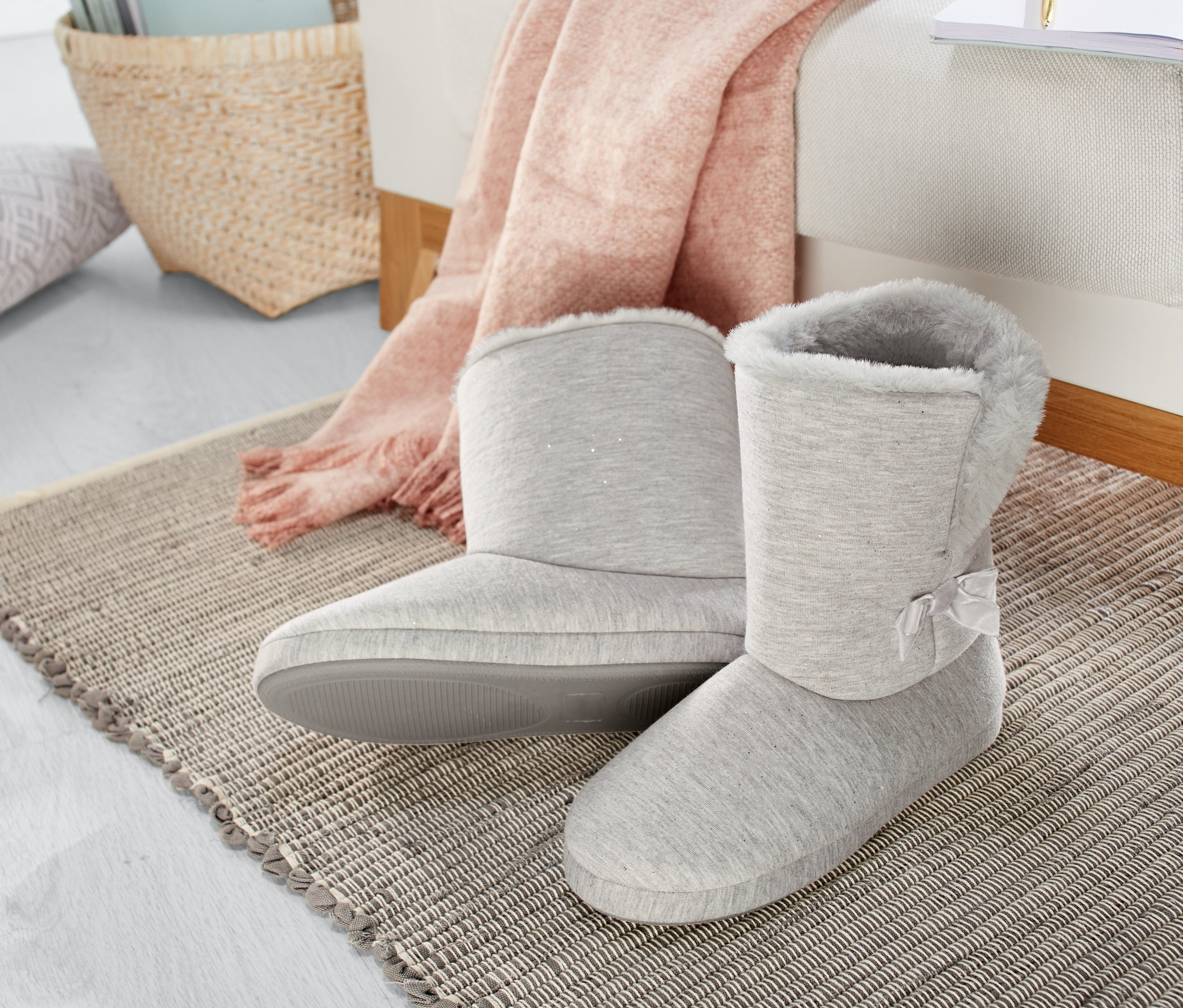 Na rohožke stojí pár papučových čižiem.