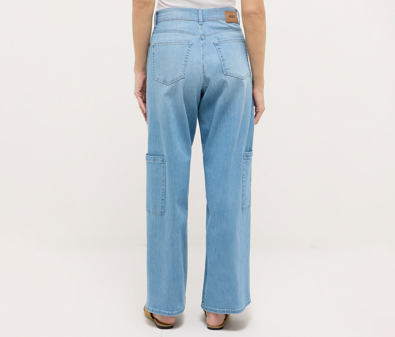 Pohľad zozadu na ženu, ktorá má na sebe Angels Denim »Liva« Cargo Wide Leg džínsy a sandále.