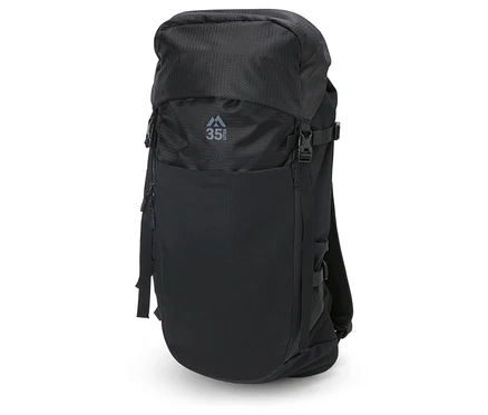 Čierny turistický batoh s objemom 35 l stojaci na bielom pozadí.