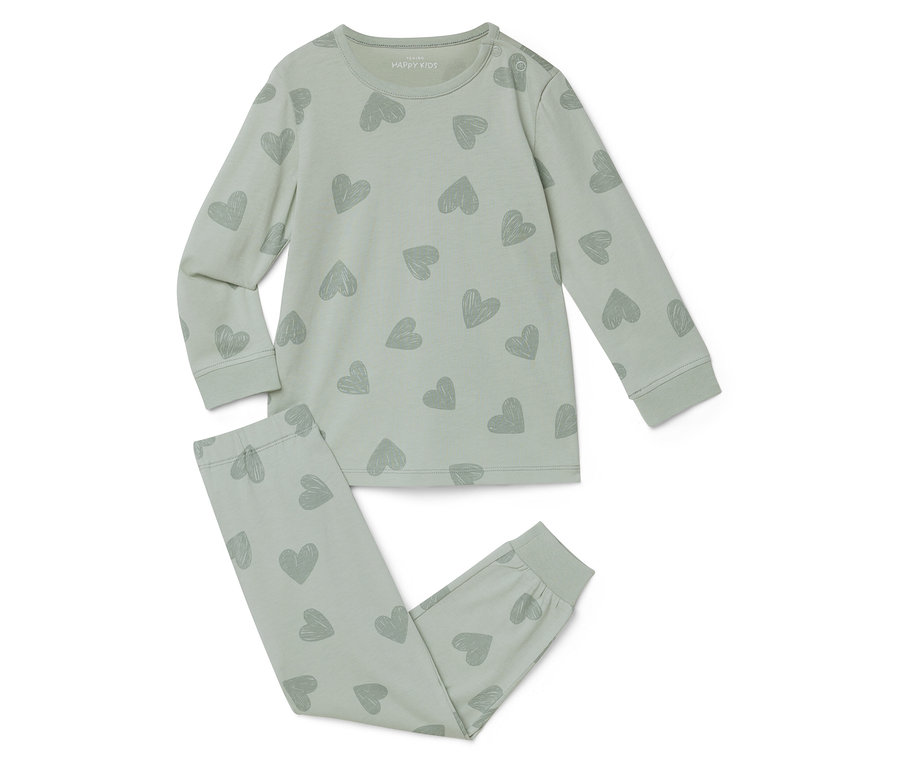 Svetlozelené pyžamo so vzorom srdca leží na bielom pozadí.