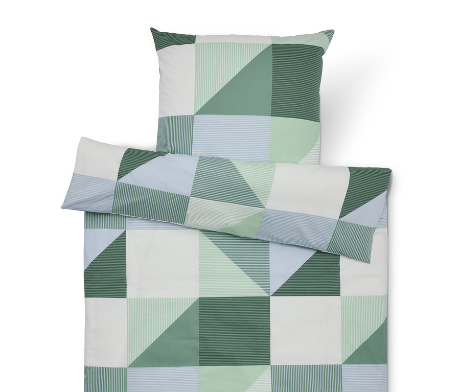 Súprava posteľnej bielizne s geometrickým vzorom v odtieňoch zelenej, modrej a bielej, pozostávajúca z obliečky na vankúš, obliečky na prikrývku a ďalšej obliečky na vankúš.