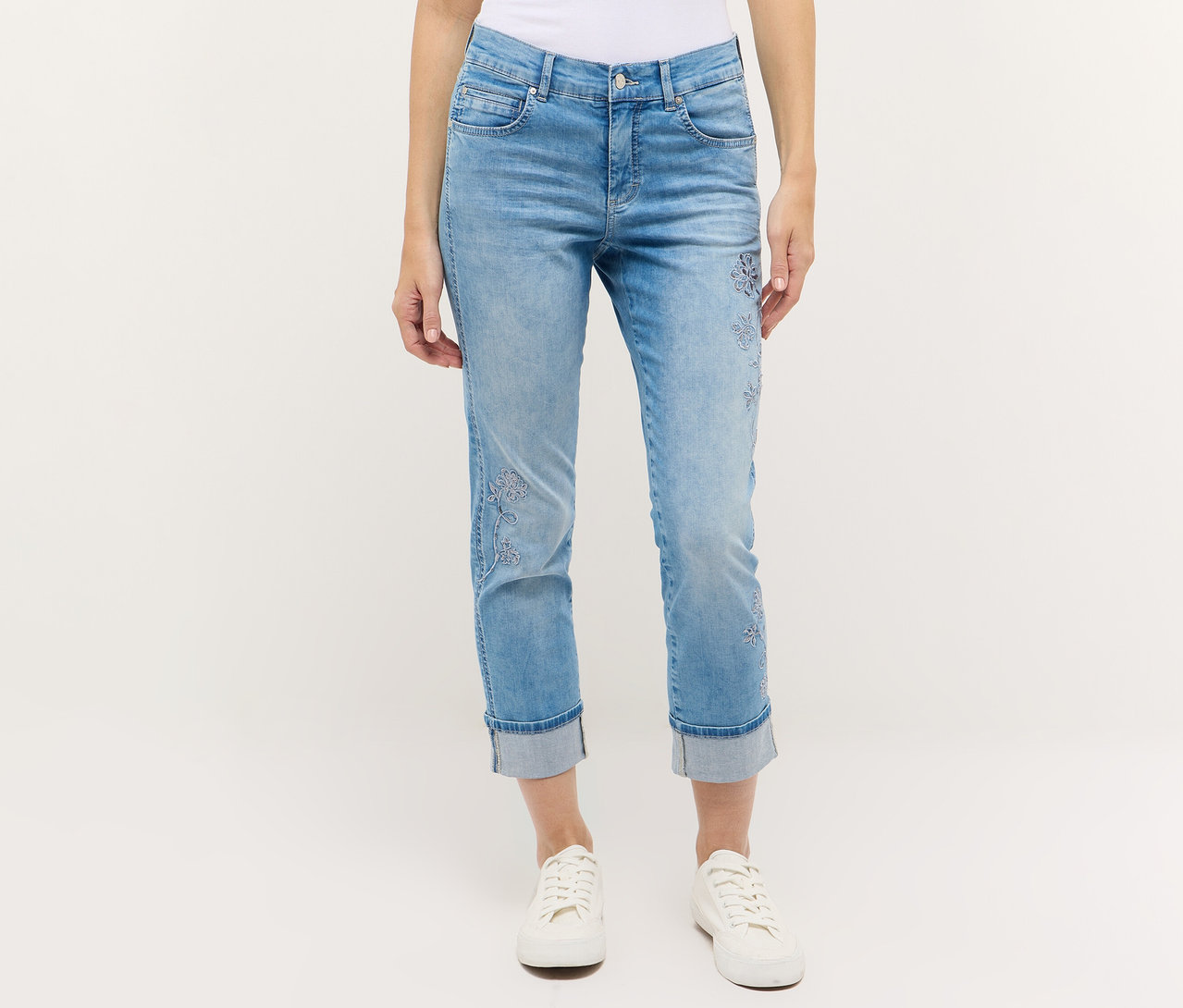 Osoba nosí džínsy Angels Denim »Cira Boho« a biele tenisky na bielom pozadí.