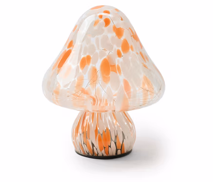 Sklenená lampa v tvare huby s oranžovo-bielymi škvrnami a vnútorným osvetlením.