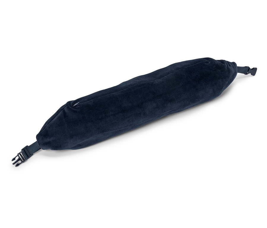 Dlhá, tmavomodrá poduška leží diagonálne na bielom povrchu.