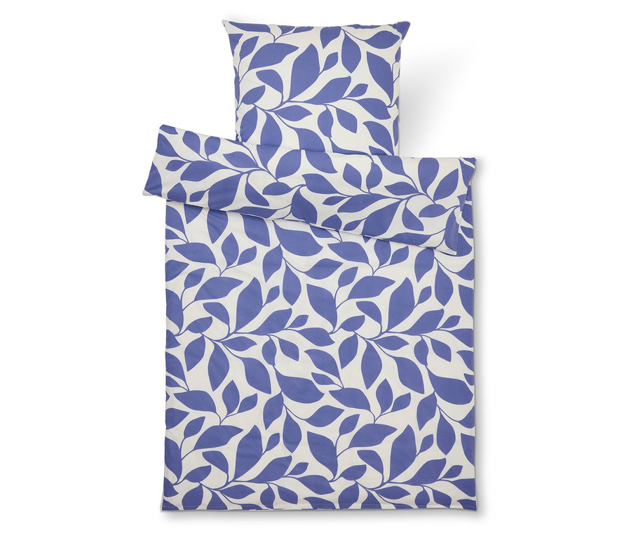 Súprava obliečok s modrou potlačou listov na bielom pozadí, pozostávajúca z obliečky na vankúš a obliečky na prikrývku.