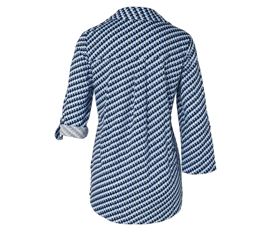 Pohľad zozadu na blúzku s modro-bielym vzorom a trojštvrťovými rukávmi.