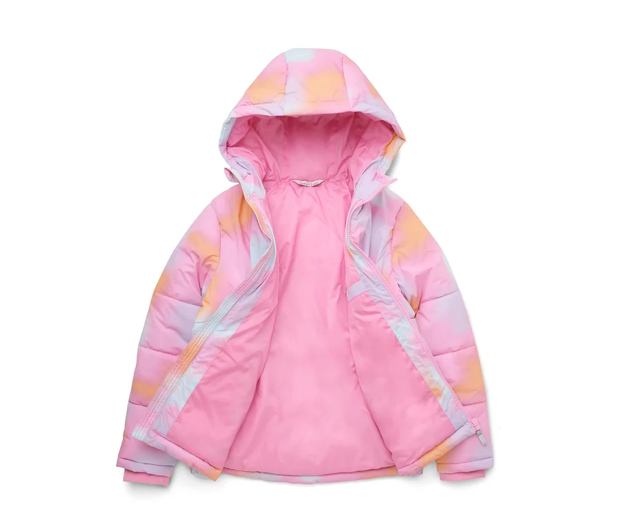 Ružová prešívaná bunda s pastelovým tie-dye vzorom v oranžovej, modrej a fialovej farbe, s kapucňou a otvoreným zipsom odhaľujúcim jednofarebnú ružovú podšívku.
