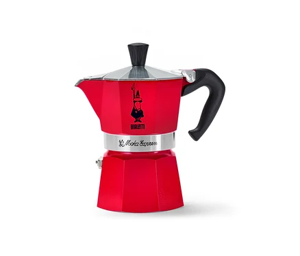 Červený kávovar Bialetti Moka Express, 130 ml, na bielom pozadí.
