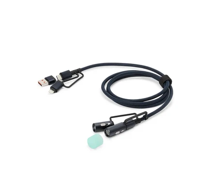 Modrý nabíjací kábel s USB, USB-C a Lightning konektormi, dvoma malými LED svetlami a silikónovým nástavcom leží na bielom pozadí.