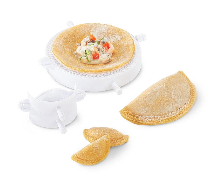 Niekoľko formičiek na plnené taštičky, 2 ks.