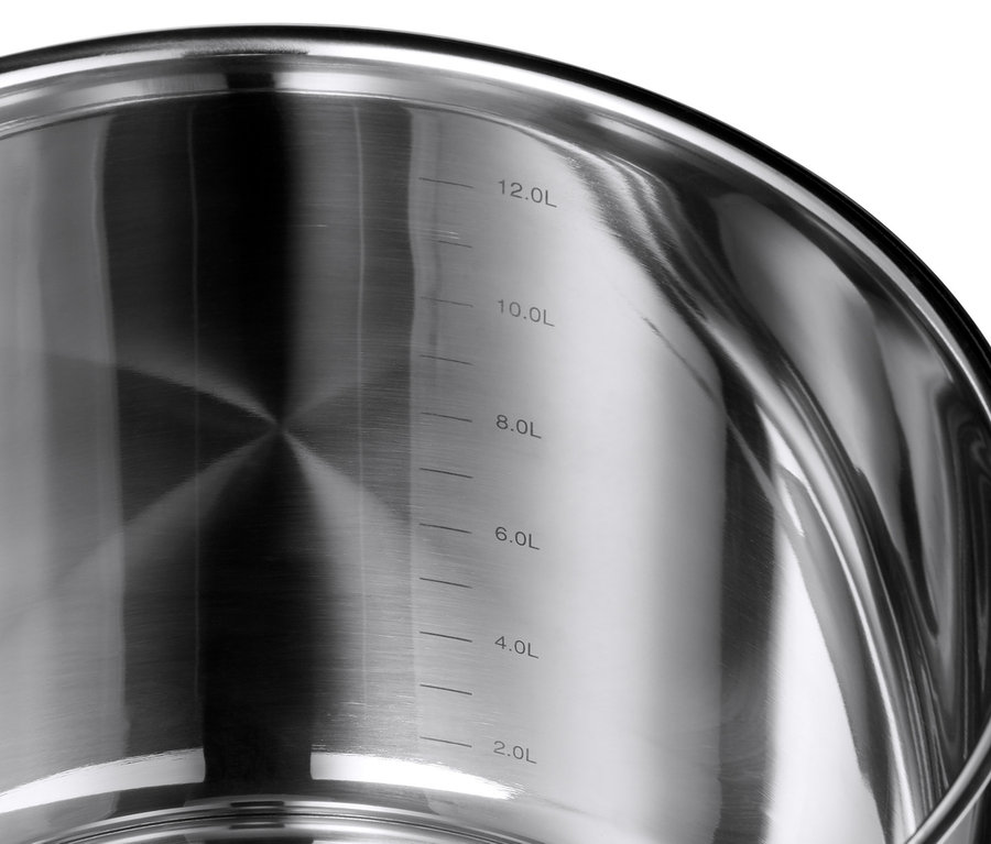 Detailný pohľad do XL hrnca z ušľachtilej ocele s vyznačenou stupnicou objemu.