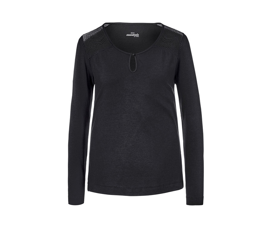 Čierne pyžamo s dlhými rukávmi a čipkovanými detailmi na ramenách.