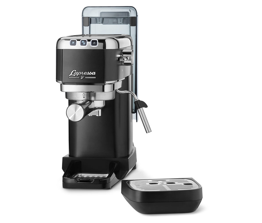 Čierny kávovar na espresso.