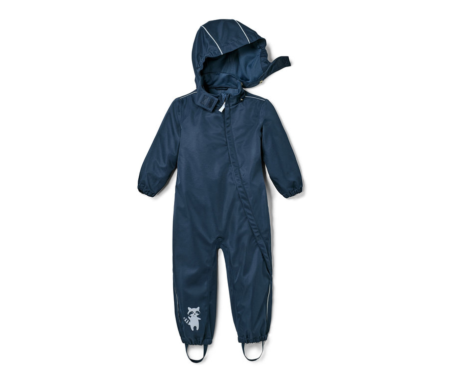 Tmavomodrý overal do dažďa s kapucňou a obrázkom medvedíka čistotného na nohavici.
