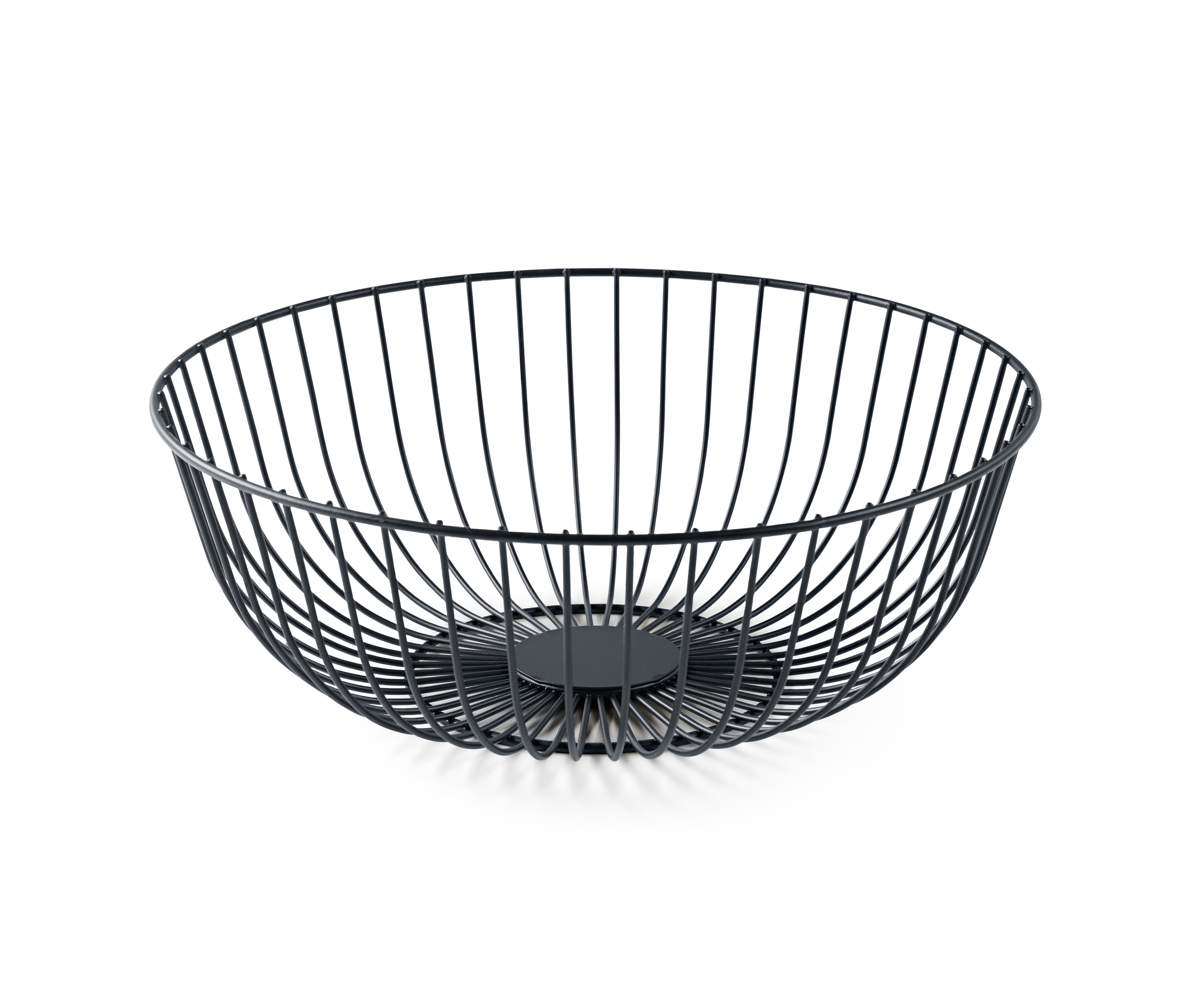 Drôtená misa na bielom pozadí.