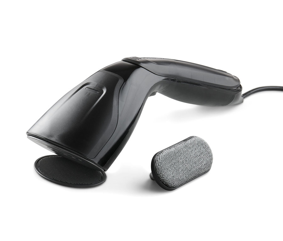 Čierna naparovacia kefa s nadstavcom a káblom na bielom pozadí.