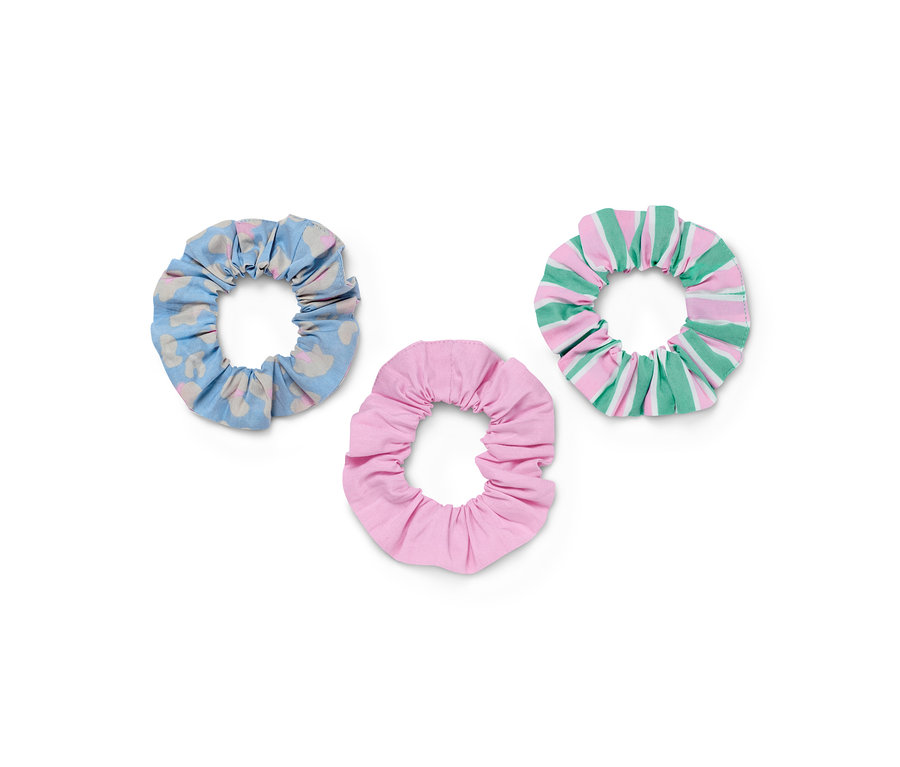Tri gumičky do vlasov »Scrunchies«: modrá so vzorom, ružová a pruhovaná ružovo-zelená.