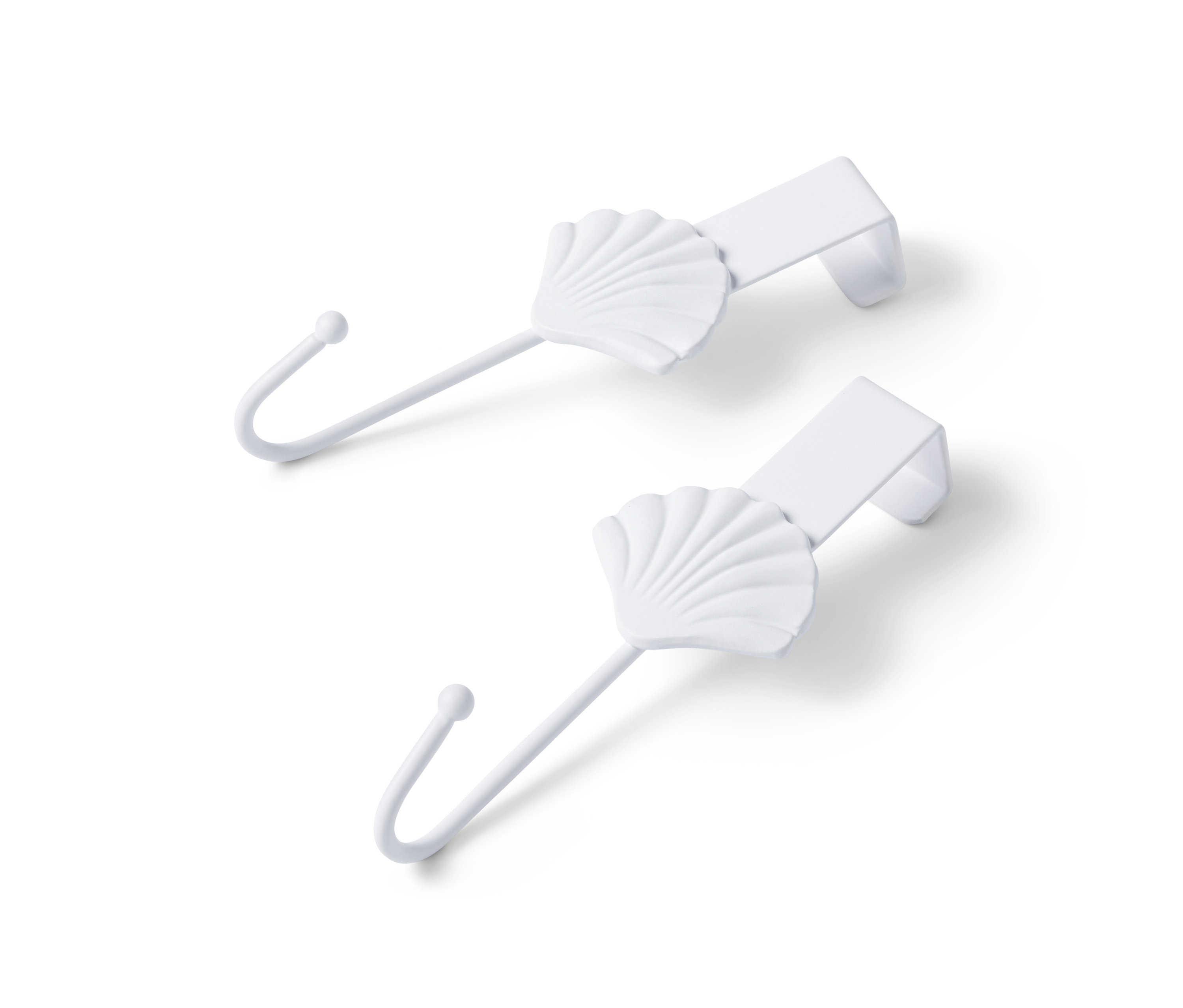 Dva biele háčiky na dvere v tvare mušle.
