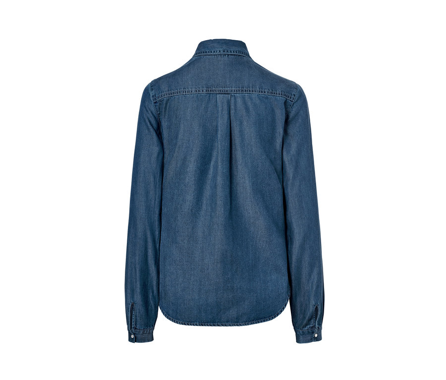 Detail zadnej strany džínsovej košele.