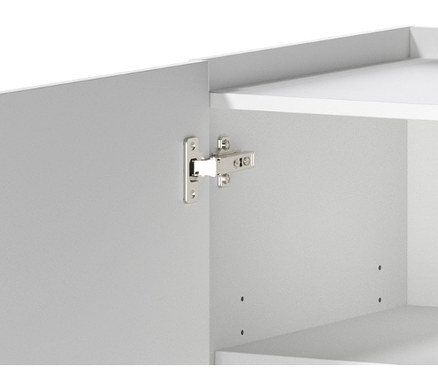 Detail bielej skrinky s pántmi.