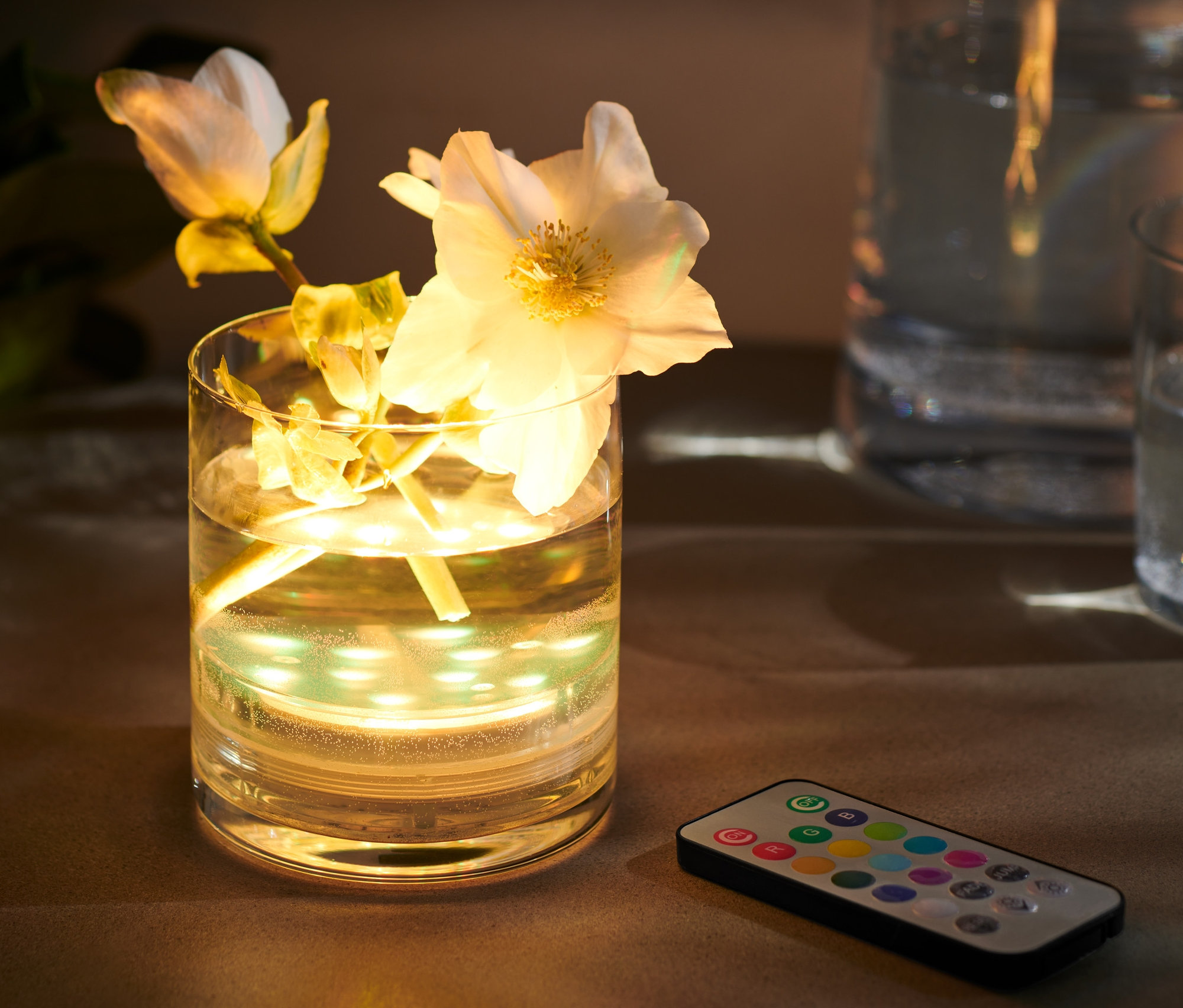 Kvety vo váze s LED svetlom meniace farby a diaľkovým ovládaním.
