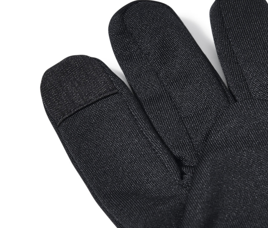 Detail čiernej bežeckej rukavice s návlekmi na prsty na bielom pozadí.