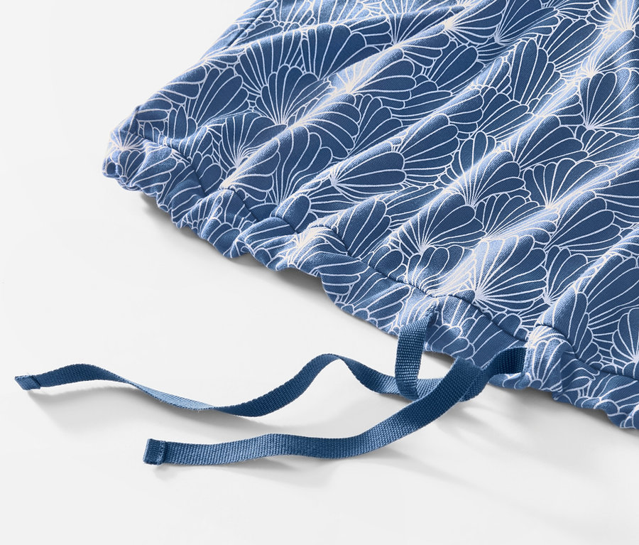 Detail pyžama s legínami s modro-bielym kvetinovým vzorom a sťahovacou šnúrkou.