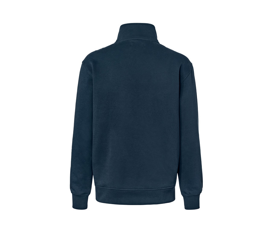 Detail modrej mikiny s vysokým golierom na zips.