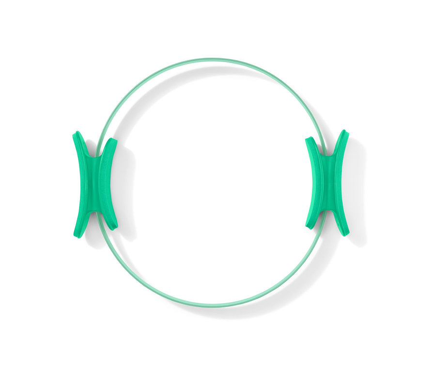 Zelený kruh na pilates leží na bielom pozadí.