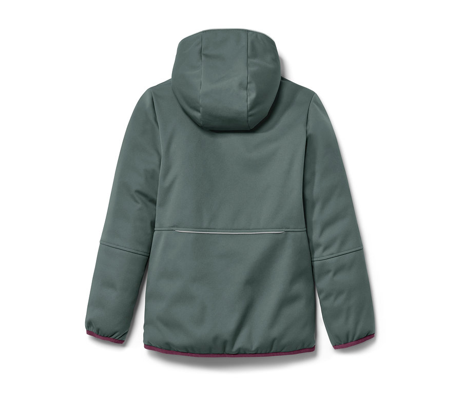 Pohľad zozadu na detskú softshellovú a prešívanú bundu 2 v 1 v šedozelenej farbe s kapucňou a purpurovým lemom.