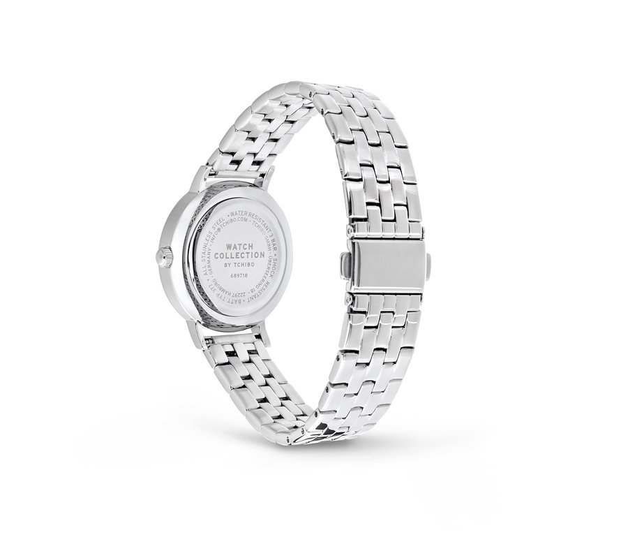 Detailný pohľad na náramkové hodinky z ušľachtilej ocele.