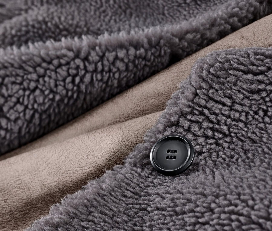 Detail plyšového kabáta s kapucňou.