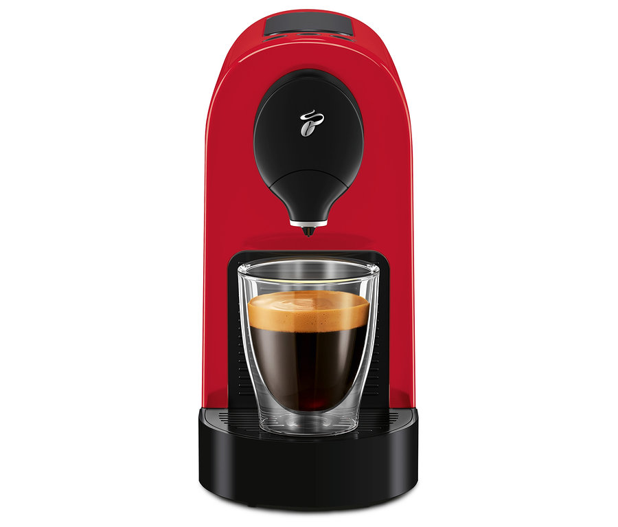 Červený kávovar Cafissimo pure+ so šálkou kávy.