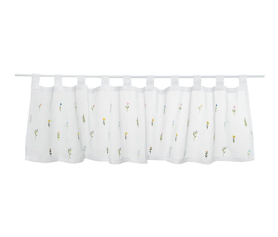 Krátka vyšívaná záclona s kvetinovým motívom.