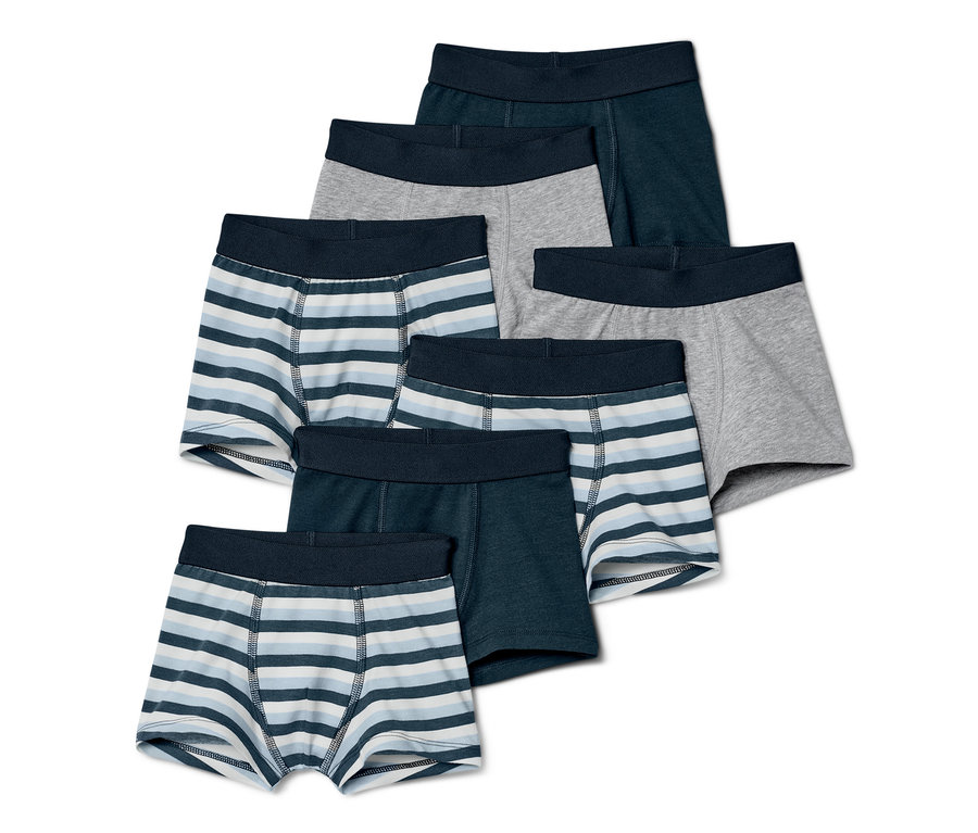 Sedem chlapčenských boxeriek rôznych farieb a vzorov.