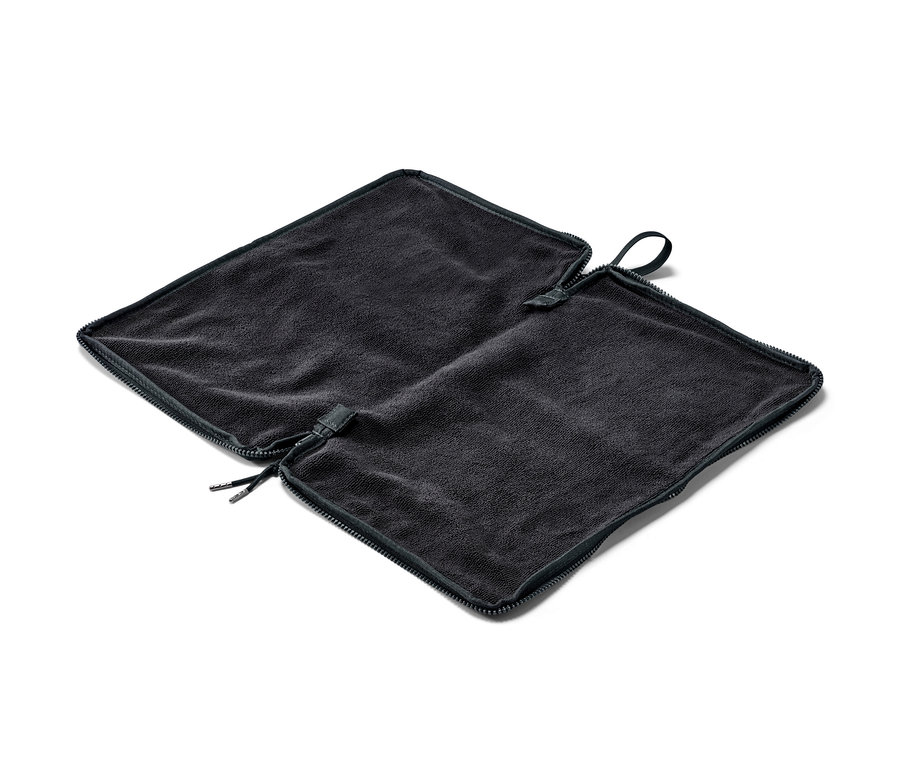 Čierna podložka na prezliekanie a vrecko na mokré veci 2 v 1 rozložené na bielom pozadí.