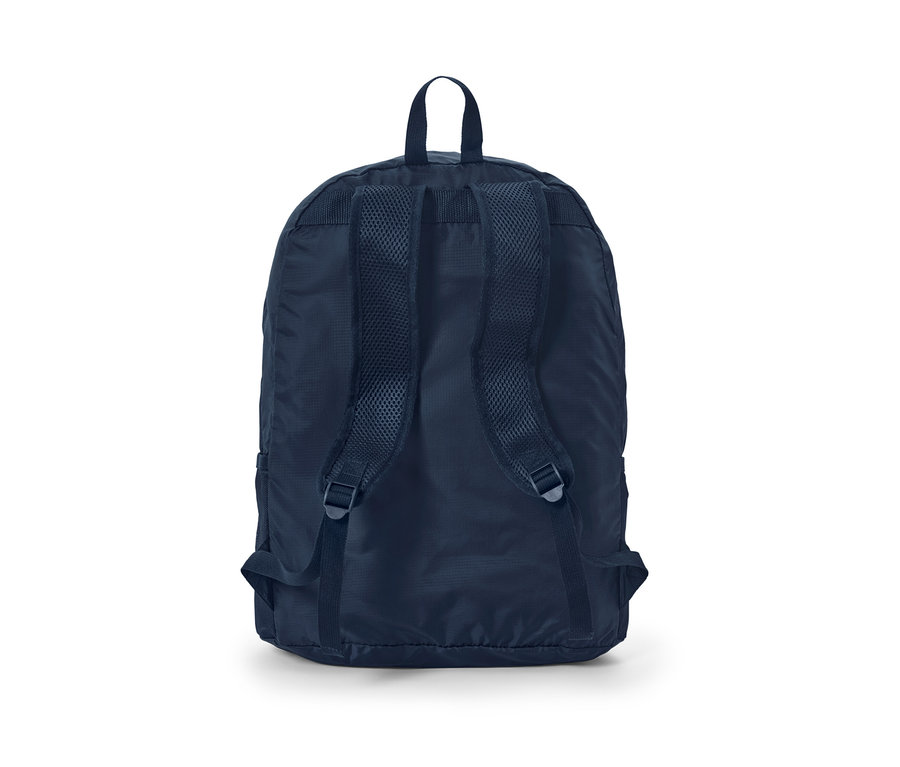 Detailný pohľad zozadu na tmavomodrý skladací ruksak.