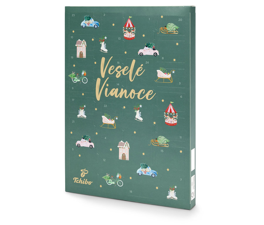 Zelený adventný kalendár s obrázkami áut, saní a domov.
