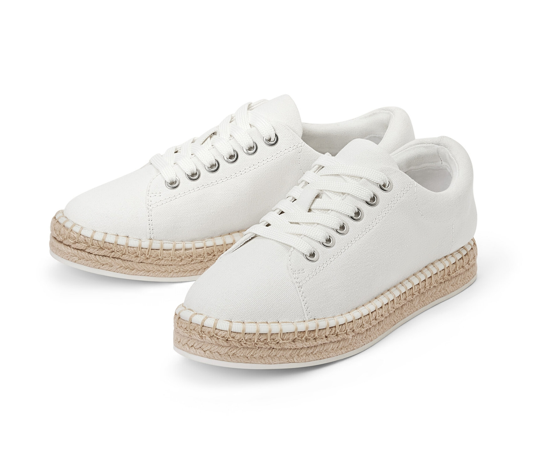 Dvoje biele plátenné tenisky s jutovou podrážkou.