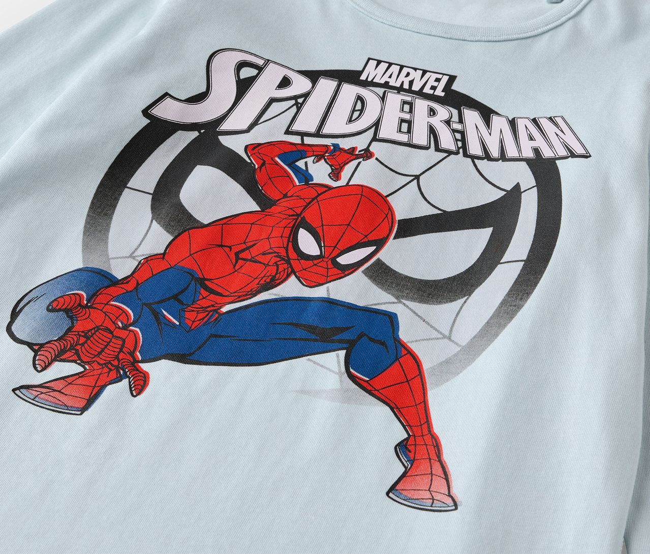 Svetlomodré tričko s potlačou Spidermana z detskej pyžamovej súpravy.