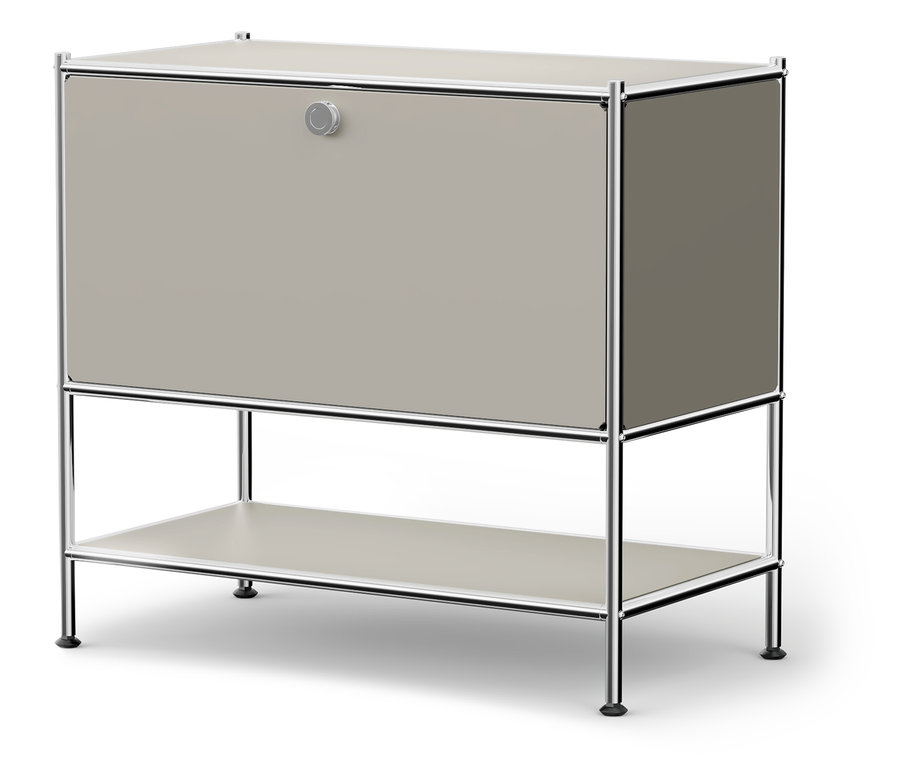 Sivá skrinka s chrómovaným rámom a okrúhlym gombíkom.