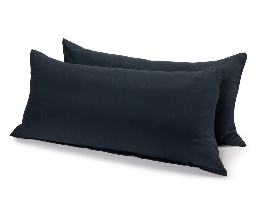 Dva tmavomodré vankúše ležia na bielom pozadí.