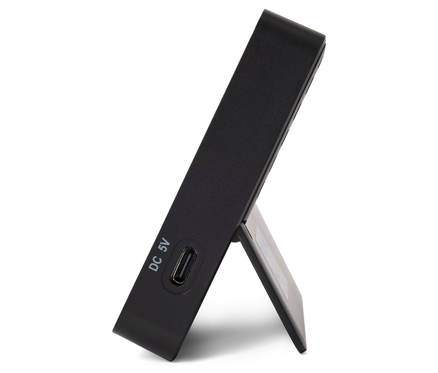 Čierna elektronická čítačka s USB portom a stojanom.