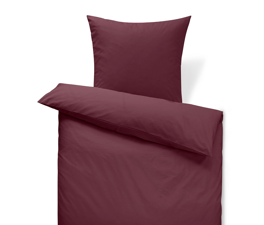 Vínová posteľná bielizeň s vankúšom a prikrývkou.
