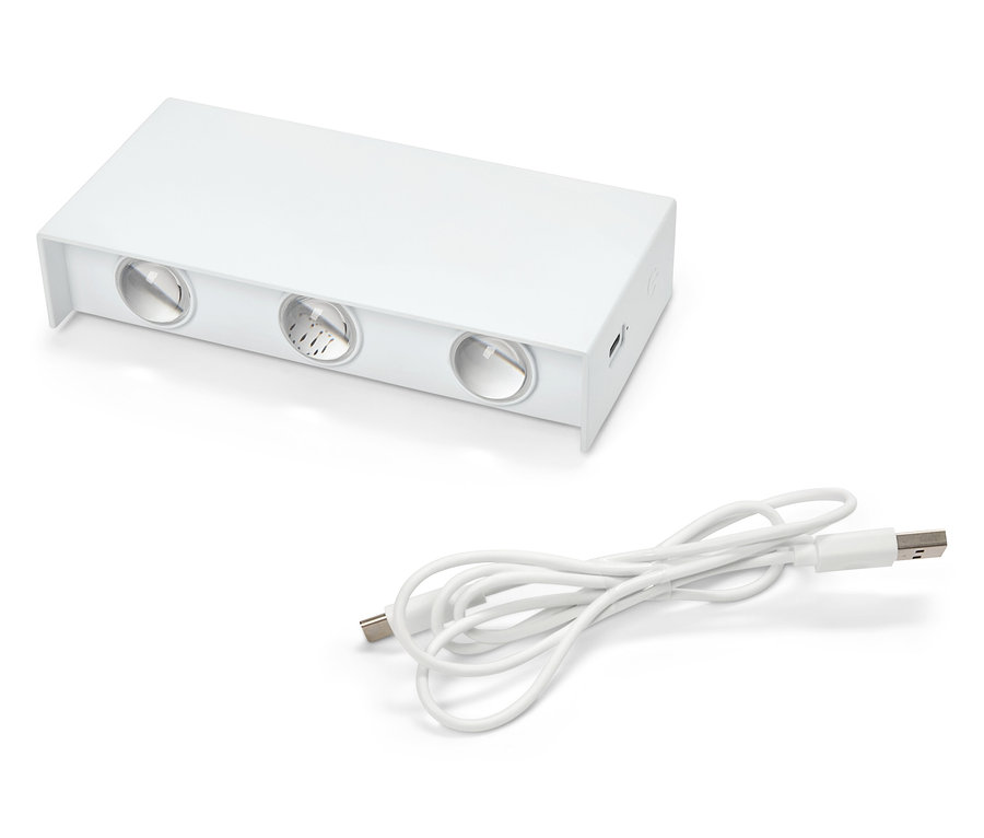 Biele obdĺžnikové svetlo s tromi žiarovkami a bielym USB káblom na bielom pozadí.