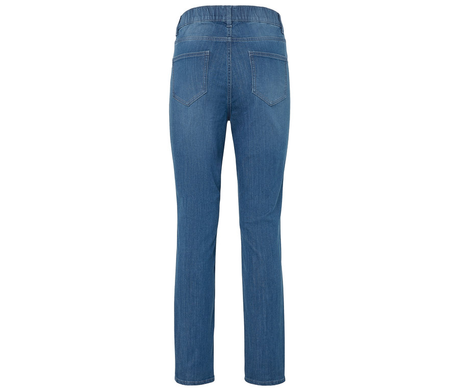 Pohľad zozadu na modré džínsy s rovnými nohavicami.