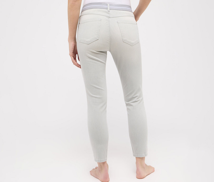 Pohľad zozadu na ženu v svetlosivých džínsoch Angels »Ornella Sporty« strihu Slim Fit 7/8.
