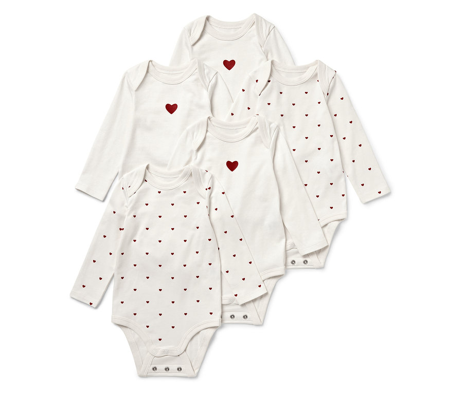 Päť bielych detských body s dlhým rukávom, niektoré s červeným srdcom v strede, iné s potlačou červených sŕdc.