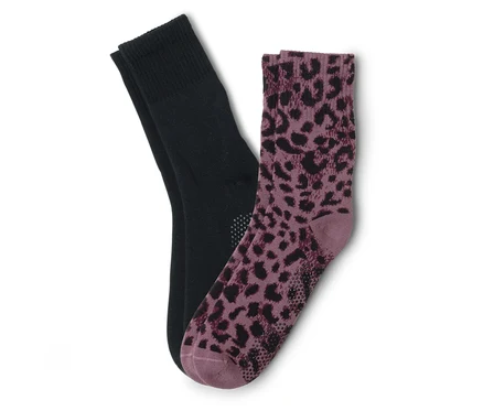 Pár ponožiek, jedna čierna a jedna fialová s leopardím vzorom, ležia na sebe.