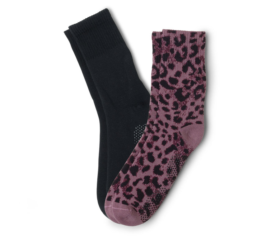Pár ponožiek, jedna čierna a jedna fialová s leopardím vzorom, ležia na sebe.